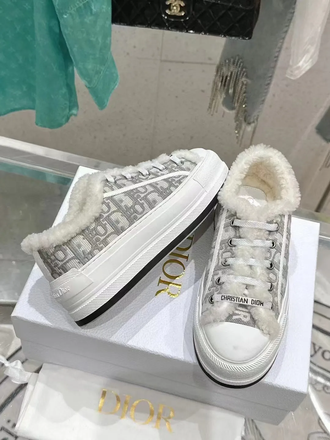 👟👟Ex-factory price 640👟👟——Dior Dior embroidered thick-soled wool casual shoes, fur shoes 𝐃𝐈𝐎𝐑 𝐖𝐚𝐥𝐤'𝐧 Dior presbyopic embroidered wool thick-soled canvas shoes, casual sports shoes, this Walk'n'Dior Thick-soled sneakers are a stylish piece that elevate the collection. Oblique printed cotton embroidered upper with comfortable platform sole, tongue and Christian Dior Paris signature laces. Can add fashionable temperament to all kinds of casual looks. Original custom-made imported Oblique printed embroidery fabric. Imported soft sheepskin lining. Original exclusive open-molded TPU material outsole. Bottom thickness 4.5CM. Size: Women's 35-41 (custom-made 41 is non-refundable)